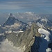 Zoom auf Matterhorn und Dent d'Hérens; im Vordergrund das Zinalrothorn und Obergabelhorn