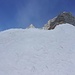 bereits wieder im Abstieg; Rückblick auf den felsigen Gipfelaufbau (das Gipfelkreuz ist noch knapp sichtbar)