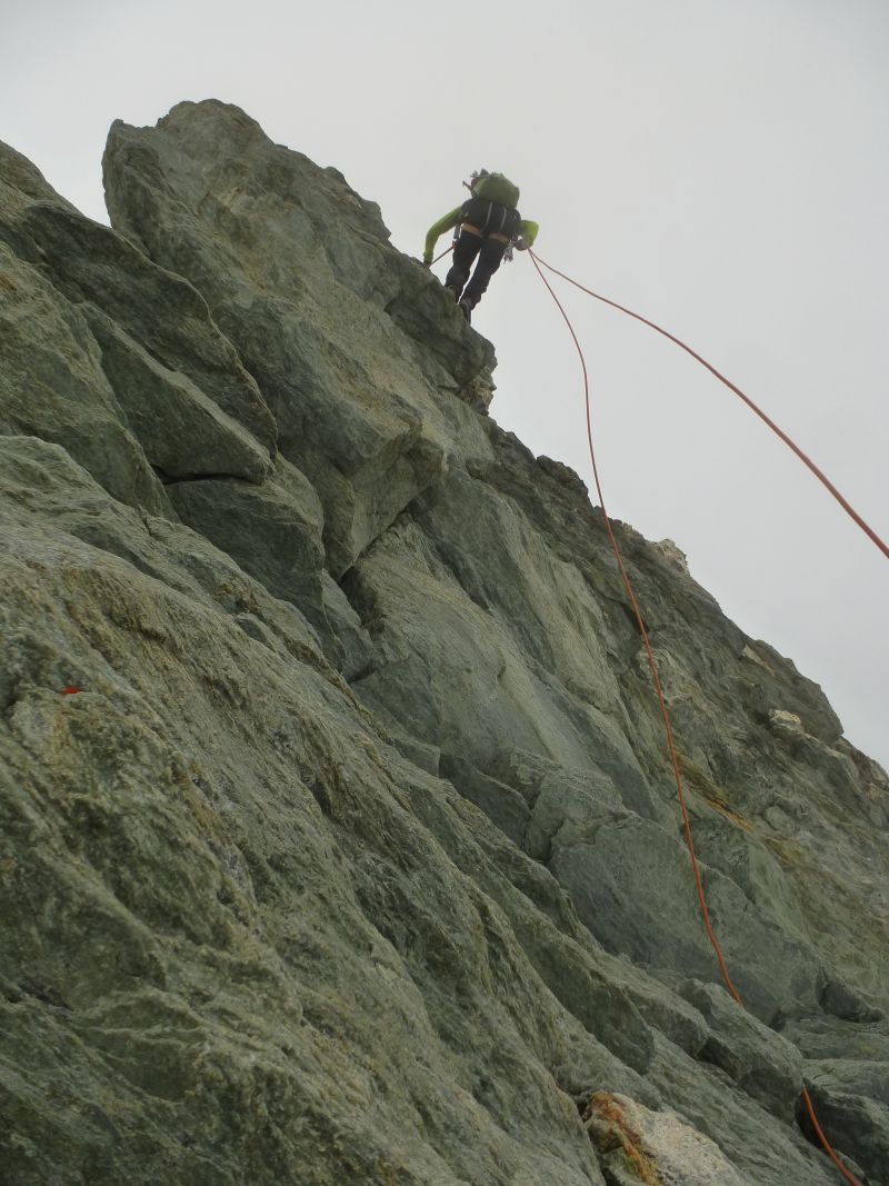 wieder am Felsgrat; erste Abseilstelle - Fotos [hikr.org]