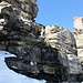 Vom Gulderturm-Ostgrat geht es über diese Felsen in die Lücke zwischen Gulderturm und Guldertürmli (letzteres rechts im Bild). Hier ist der Schnee gefroren. Das geht nur mit Steigeisen.