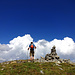 Ankunft Lattenhorn - vor blauem Himmel und Wolken