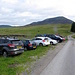 Der Parkplatz am Loch Moraig ist schon ganz gut gefuellt. Eigentlich besteht der Platz nur aus einer etwas flacheren Stelle am Rande der schmalen Strasse. In der Ferne (ca. 4km Luftlinie) ist schon der erste Munro-Gipfel, Carn Liath (976m), zu sehen.