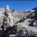 Das Steinmannli weist den Weg zum Ofenhoren; ich habe hier (etwas oberhalb der Gelmerhütte) eine etwas <b>hohe Wegführung</b> - mit anschliessendem kleinen Abstieg - gewählt.<br /><br />Man kann den Hang aber auch <b>weiter unten traversieren</b>, was ich auf dem Rückweg gemacht habe. Ausgerechnet bei den steil abfallenden Felsplatten mit der Seilsicherung habe ich <b>BEIN</b>ahe das Knie ausgekugelt (sofern dies anatomisch-mechanisch überhaupt möglich wäre; da hätte ich ja um ein Haar das <b>Funkgerätli</b> einer humorlosen Tante ausleihen müssen...).