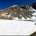 Ostgrat Sattel (links) und namenloses Seeli, das Ende Juli doch noch mit viel Eis und Schnee versehen ist...