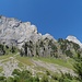 Auf einem bewachsenen Schuttkegel geht es hinunter zum Wanderweg, der die Alp Tschingla und die Alp Schrina Obersäss verbindet.