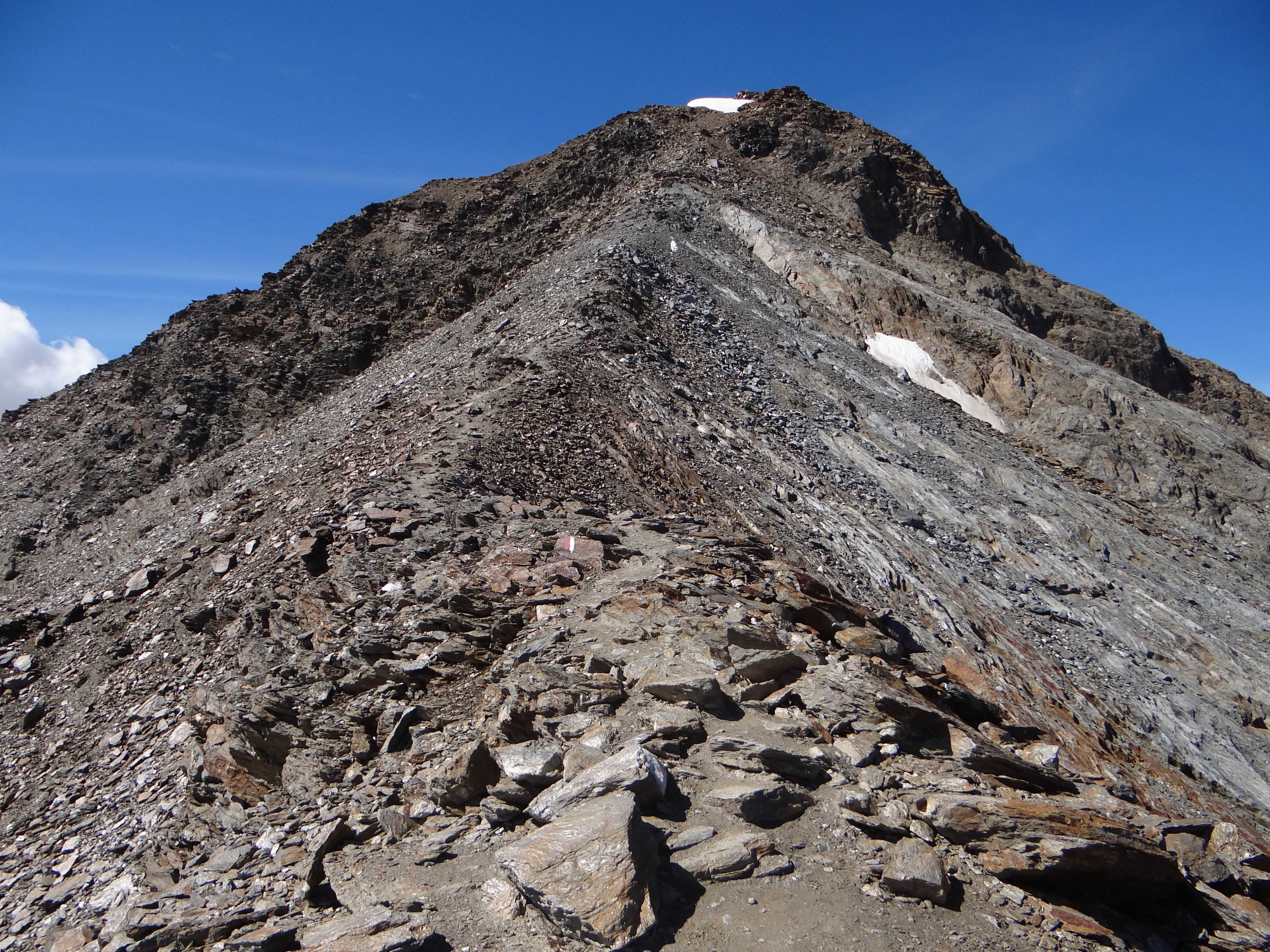 Die letzten Meter hoch zur Kreuzspitze. Das Gipfelkreuz...