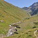 Bei Z'Mühbach (1997m) erreicht die Putzera Wasserleite den Talboden. Jetzt geht es auf die andere Talseite hoch.