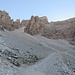 Ein breiter Wanderweg führt unter den Südwänden der Tofana di Mezzo hinauf zum Rif. Giussani .....