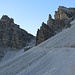 ..... unter der Hütte führen steile Kehren zwischen Felstürmen aufwärts.