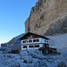 Etwa 90 Minuten nach Abmarsch habe ich das Rif. Giusanni erreicht - es liegt in sehr eindrucksvoller Umgebung unter den mächtigen Wandfluchten der Tofana di Mezzo.