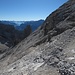 Rückblick auf den bisherigen Teil des Anstieges; man beachte die großartige Hintergrundszenerie mit Cristallo (links) und Sorapis (rechts).