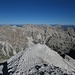 Der Nordwestgrat ist erreicht; die gegenüberliegenden Berge der Fanes-Cunturines-Gruppe sind nun niedriger. Blickt man an dieser Stelle bergauf, .....