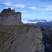 Druesberg, Mythen, Rigi und Nebelmeer von den Chläbdächern aus. Die Route auf den Druesberg quert das Grasband unterhalb der Felsstufe und führt dann der linken Kante entlang auf den Gipfel