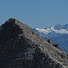 Auch heute ist der etwa 80 km weit entfernte Großglockner zum Greifen nah; man beachte die Bergsteigergruppe auf der Tofana die Mezzo sowie die Seilbahn-Bergstation rechts unterhalb.