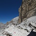Direkt an der Hütte beginnt Steig Nr. 403 (rote Markierung am unteren Bildrand), der hinunter ins Val Travenanzes führt.