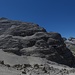 Rückblick an dieser Stelle und 180-Panorama. was für eine Szenerie!<br />Ich kehre an dieser Stelle um, es geht für mich rechts hinunter, durch die riesigen Felsblöcke hindurch und hinab ins Val Travenanzes. Gut zu erkennen übrigens die Nordflanke der TdRozes, die auf dem Normalweg von links unten nach rechts oben gequert wird.<br />(Foto "in Originalgröße" betrachten!)
