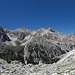 Blick über das Val Travenanzes hinweg zur Fanes-Gruppe. Rechts oben der Felsturm der Nemesis mit dem Band, das den Einstieg zur Cenghia Paolina markiert.