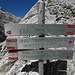 HIer geht es nach links hinunter zum Minighel-Klettersteig - ich werde ihn mir zunächst von oben ansehen, entscheide mich dann aber für den Normalabstieg ins Val Travenances, der hier - etwas forsch - als facile bezeichnet ist. "Unschwierig" wäre eine besser passende Einstufung, denn er wird sich als anspruchsvolles Gehgelände erweisen.