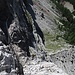 Einblick von oben in die Scala Minighel - der Klettersteig besteht aus Stahlstiften, die im Abstand von 30 cm in die Wand eingelassen sind und ziemlich senkrecht 100 Hm in die Tiefe führen. Das Fixseil hängt lose durch, seine Hakenabstände sind relativ groß.<br />Ich entscheide mich deshalb, über den Normalweg ins Val Travenanzes abzusteigen - die Scala Mininghel hebe ich mir für ein anderes Mal auf.