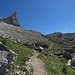 Durch das obere Val Travenanzes geht es gut 200 Hm hinauf zum Col de Bos. Der Felsturm links oben gehört zur Südwand der Tofana de Rozes.