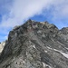 In der Vergrösserung erkennt man die gelbe Platte, auf deren rechter Seite ich hochsteige. Vorsicht, der neue Glarner Alpinführer empfiehlt den Aufstieg auf der linken Seite (Foto S. 335).