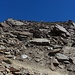 la lunga e ripida pietraia verso la cresta
