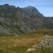 Fondamentale ometto in pietra,giunti a questo punto,si gira a destra,sul piano inclinato del Monte Teggiolo,su tracce di sentiero.