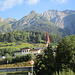 Kirche und Ort nun ganz in der Morgensonne