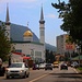 Карачаевск (851m; Karačaevsk), die letzte grössere Stadt auf unserer Fahrt ins Bergdorf Домбай (Dombaj). Im Zentrum der Stadt steht die Grosse Moschee, da das ansässige Turkvolk der Karatschaier grösstenteils Muslime sind.