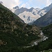 Im Долина Аманауз (Dolina Amanauz) auf etwa 2100m mit Sicht auf den gleichnamigen, steilen Gletscher (Ледник Аманаузский / Lednik Amanauzskij). Der Bergkamm im Talschluss bildet die Grenze zur Republik Abchasien.