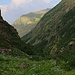 Sicht aus etwa 2100m hinunter durch das Amanauztal in Richtung Домбай (Dombaj). Das wunderschöne Tal Долина Аманауз (Dolina Amanauz) gehört zum Nationalpark.