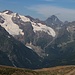 Aussicht oberhalb der Bergstation beim Гора Мусат Чери (Gora Musat Čeri) ins Долина Алибек (Dolina Alibek). <br /><br />Links ist der Гора Эрцог (3863,0m; Gora Ėrzog), rechts der Гора Сулахат (3409,0m; Gora Sulakhat). Hinter dem Talabschnitt ragt der majestätische Гора Аксаут (3910,1m; Gora Aksuat) in den Himmel.