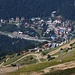 Tiefblick vom Гора Мусат Чери (Gora Musat Čeri; 3012,0m) nach Домбай (Dombaj). 
