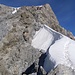 Ein letzte flache Schneegratpassage vor den finalen Kletterstellen - mit dem Gipfel in Sicht