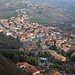 Tiefblick von der Bergstation am nördlichen Ortsrand der Città di San Marino auf den Ort Borgo Maggiore der die zwei leinen Städte mit einer Luftseilbahn verbindet.