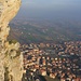 Tifblick vom La Prima Torre / Castello della Guaita (738m) auf die Ortschaft Morgo Maggiore (514m), nach Serravalle der zweitgrösste Ort San Marinos.