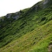 Bergweg hinauf zu einem kleinen Hochplateau, von wo der Gipfel des Fronalpstocks endgültig sichtbar wird