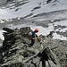 Nach P. 3278 suchen wir einen Weg auf den schwindenden Gletscherrest. Entlang Gämsspuren sind wir in heiklem Gelände erfolgreich. <br />Foto CJ