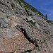Der Aufstieg zum Steineberg beginnt mit dieser schrägen Nagelfluhplatte. Die Seilsicherung macht den Aufstieg einfach.