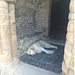 Santa Cristina de Lena: .. und den Eingang versperrt ein fauler Hund
