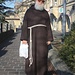 Ein freundlicher Mönch in der Città di San Marino, was der Gottesmann wohl in seinem Säckchen hat? 