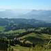 Almlandschaft des Erlenbergs über dem Inntal