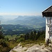 An der Gipfelkapelle - in der Mitte der Pendling