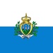 Die Staatsflagge von San Marino hat im Zentrum ein Wappen mit dem Monte Titano und seinen drei Burgtürmen.