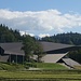 Passionsspielhaus links und der neue ästhetische Opern- und Konzertsaal in Erl