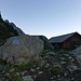 Ankunft auf der Alp Enzen: links geht es weiter zur Dossenhütte, links oben Urbachengelhorn, Mittelgruppe und Hohjägiburg