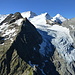 Tiefblick vom Gross Gstellihorn zu Urbachsattel und Rosenlauigletscher. Darüber von links Tossen, Rosen-, Mittel- und Wetterhorn