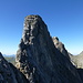 Im Abstieg über den Mittelspitze NW-Grat, darüber die schöne Kaminreihe im Ulrichspitze S-Grat