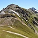 Ausblick vom Graus Horli über den weiteren Gratverlauf zum Pt. 2691, in der Mitte durchquert von einem auffälligen Band aus Dolomitgestein.