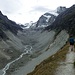 ... Alpinwanderweg zur Cab. Grand Mountet: In den Hängen rechts oben führte einst ein blau-weisser Weg mit Gletscherquerung zur SAC Hütte. Vor zwei Jahren musste der Weg wegen instabilem Gelände und Spaltengefahr geschlossen werden.